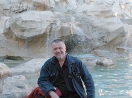 Doente na Fontana de Trevi em Roma