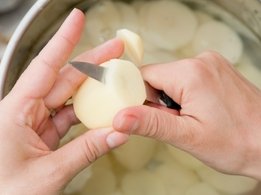 Corte e demolhe as batatas e legumes antes de cozinhar.