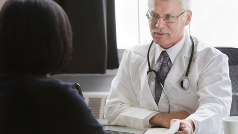 Médico a falar com doente