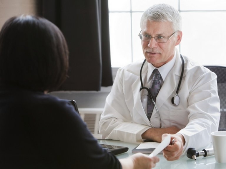 Médico a falar com doente