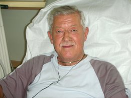 Doente (homem) a sorrir durante a diálise