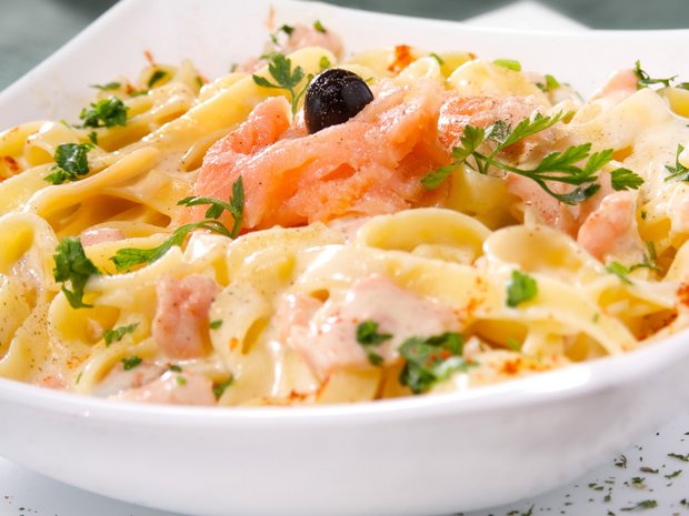Esparguete salteado com salmão