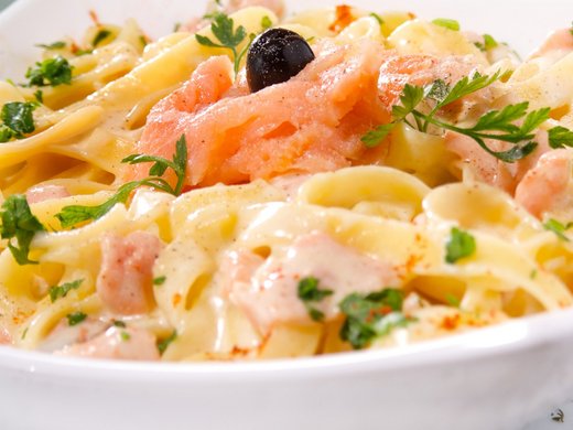 Esparguete salteado com salmão
