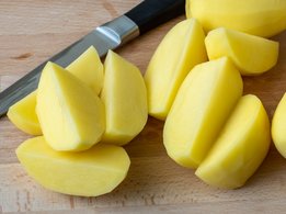 Corte as batatas e legumes em pequenos pedaços antes da fervura.