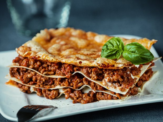 Lasanha de carne, cogumelos e espargos verdes