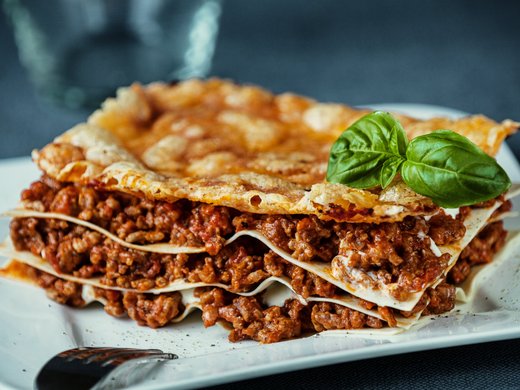 Lasanha de carne, cogumelos e espargos verdes