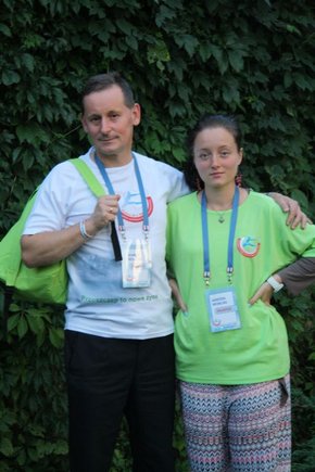 Rajmund e a sua filha em Cracóvia como voluntários
