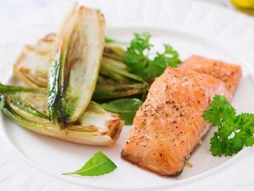 Endívias salteadas com filete de salmão
