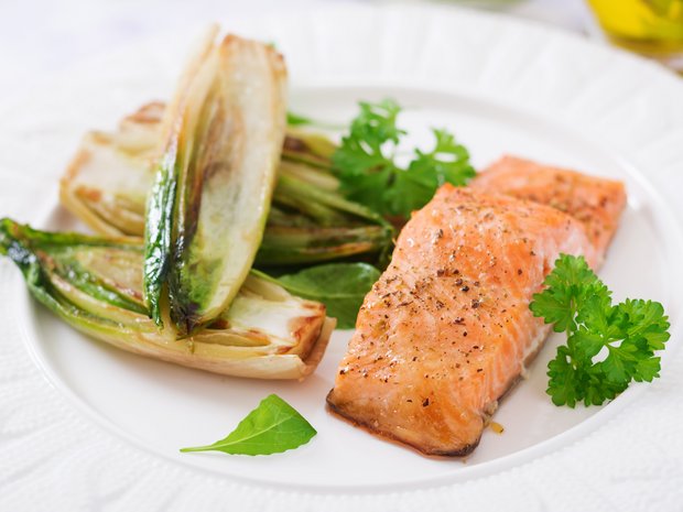 Endívias salteadas com filete de salmão