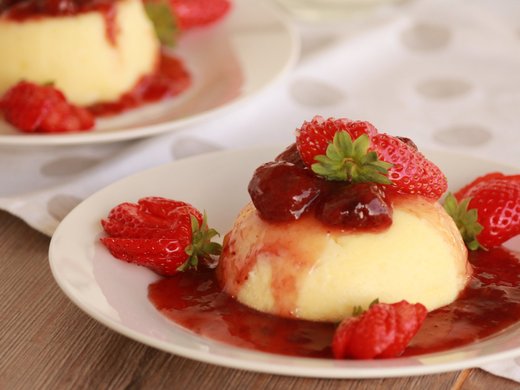 Pudim de claras com creme de morangos