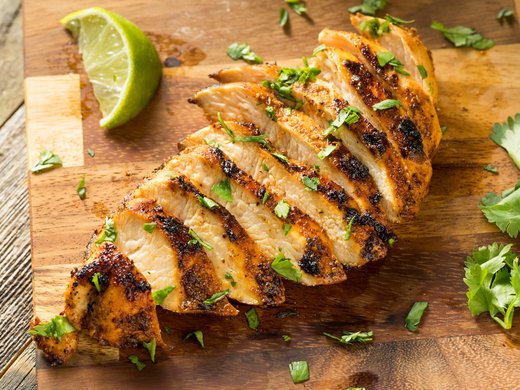 Peito de frango com orégãos e puré de maçã