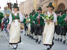 Trajes tradicionais e parada de fuzileiros em Munique