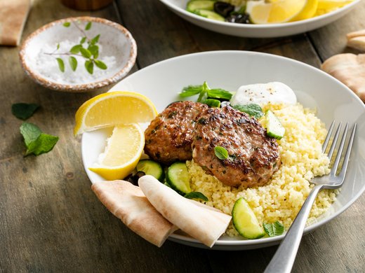 Hambúrguer de peru com couscous