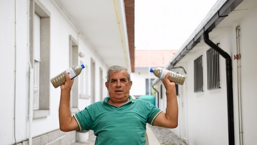 Treino com pesos nas pernas