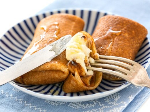 Crepes recheados com queijo e mel