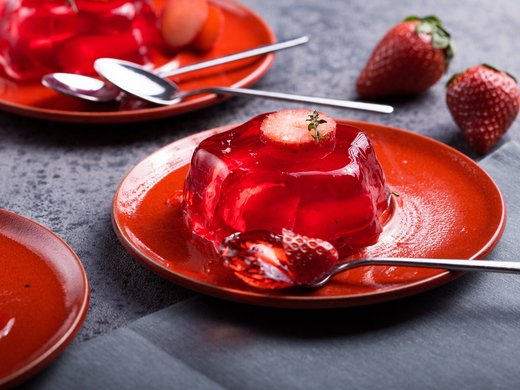 Pudim de fruta com gelatina