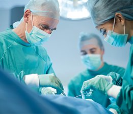 Equipa médica a realizar uma cirurgia