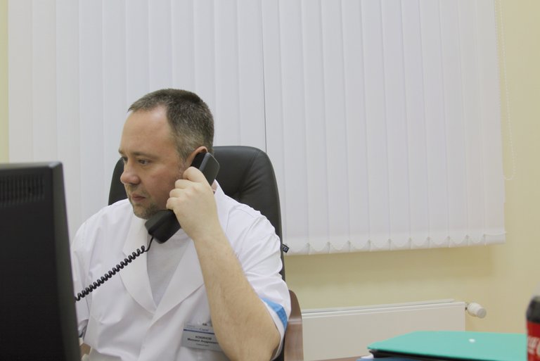 O Dr. Michael Kokinov a falar ao telefone