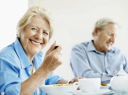 Casal a tomar o pequeno almoço