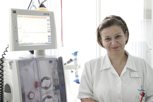 headnurse and dialysis machine